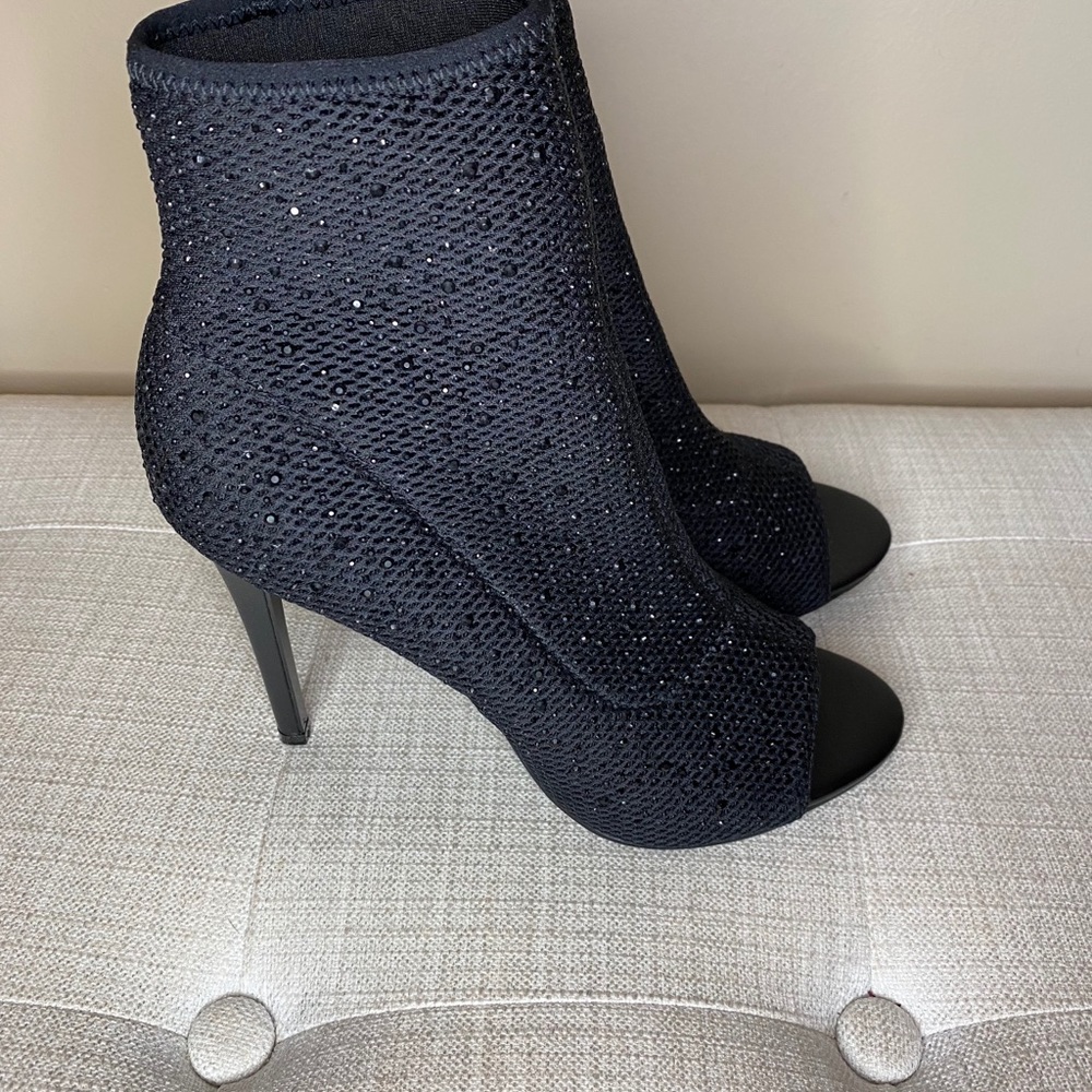 STEVE MADDEN STONE HEEL BOOTIE - Picture 3 of 10